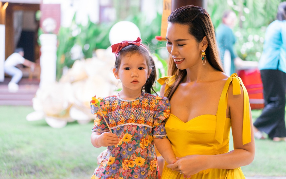 Con gái 2 tuổi của siêu mẫu Hà Anh diện áo dài như “quý cô”