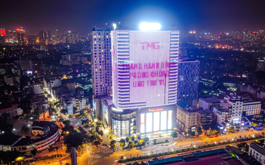 Màu hồng phủ nhiều tòa nhà cao tầng chia sẻ với bệnh nhân ung thư vú