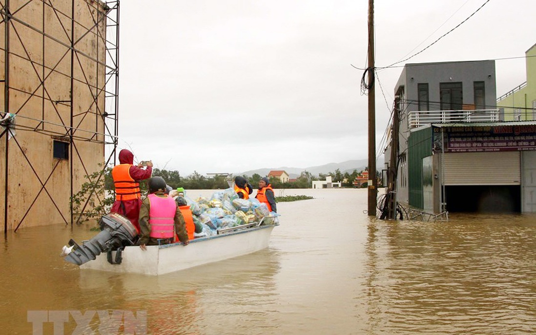 Quảng Bình: Diễn biến lũ lụt phức tạp, khó tiếp cận người dân vùng lũ