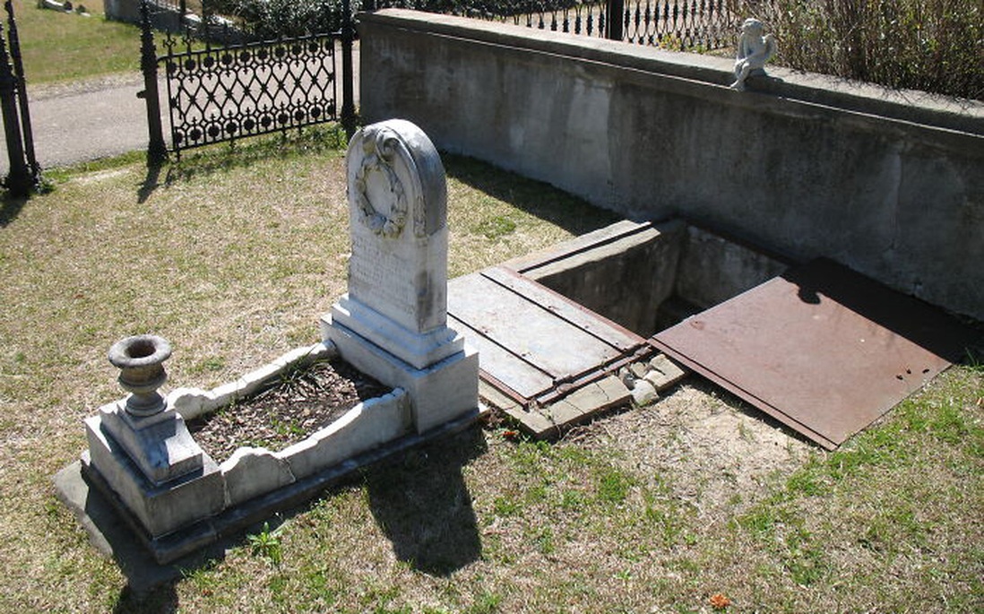 Lối nhỏ đặc biệt sát phần mộ 149 năm tuổi khiến dân tình tò mò 