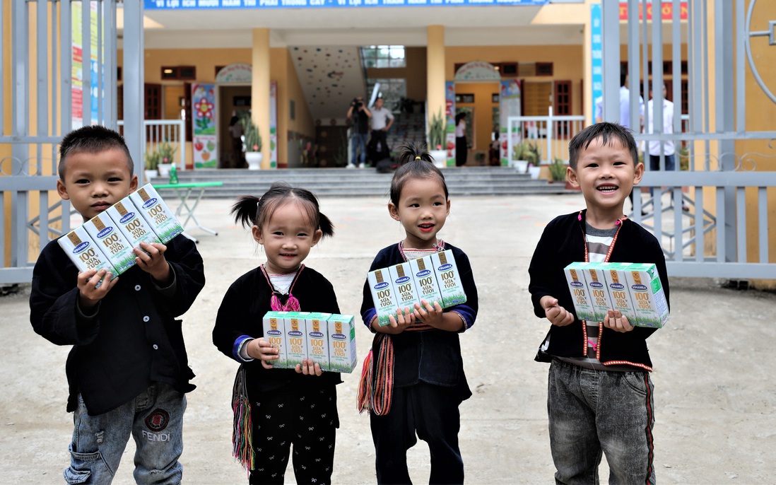 Quỹ sữa Vươn cao Việt Nam và Vinamilk đến với trẻ em khó khăn tỉnh Yên Bái