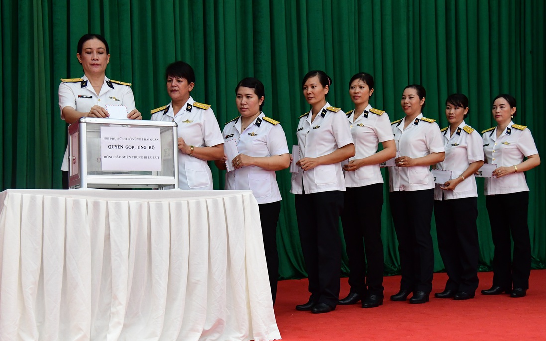 Hội Phụ nữ Vùng 5 Hải quân quyên góp ủng hộ đồng bào miền Trung