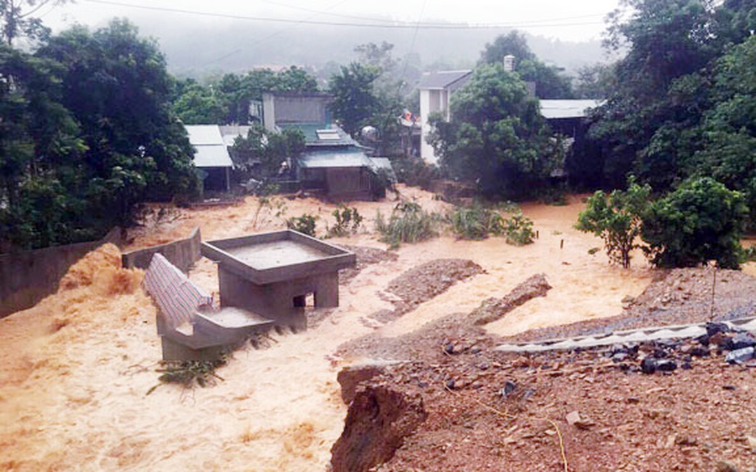 Hội LHPN tỉnh Lào Cai thăm hỏi gia đình bé gái 3 tuổi thiệt mạng do mưa lũ