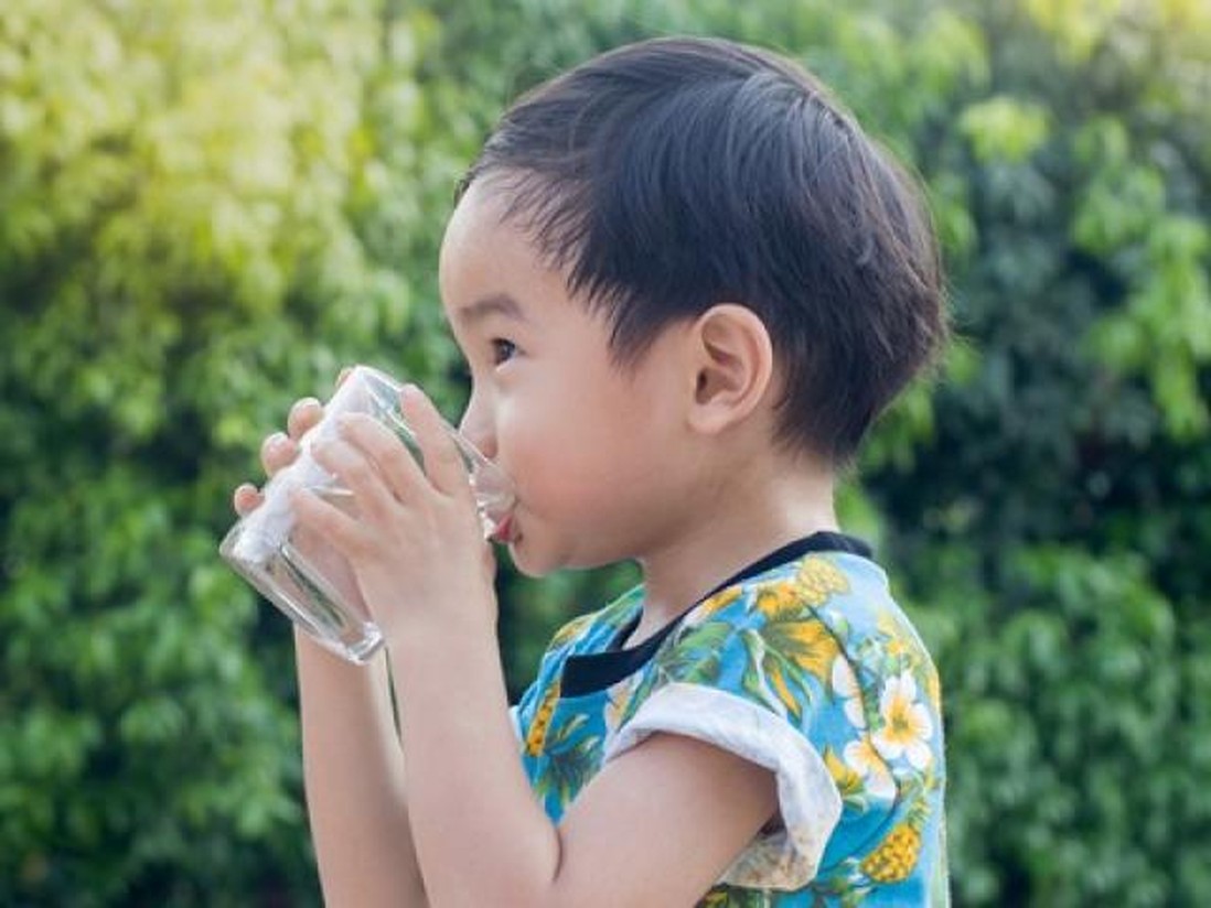 3 thời điểm cha mẹ không nên cho trẻ uống nước kẻo hỏng dạ dày