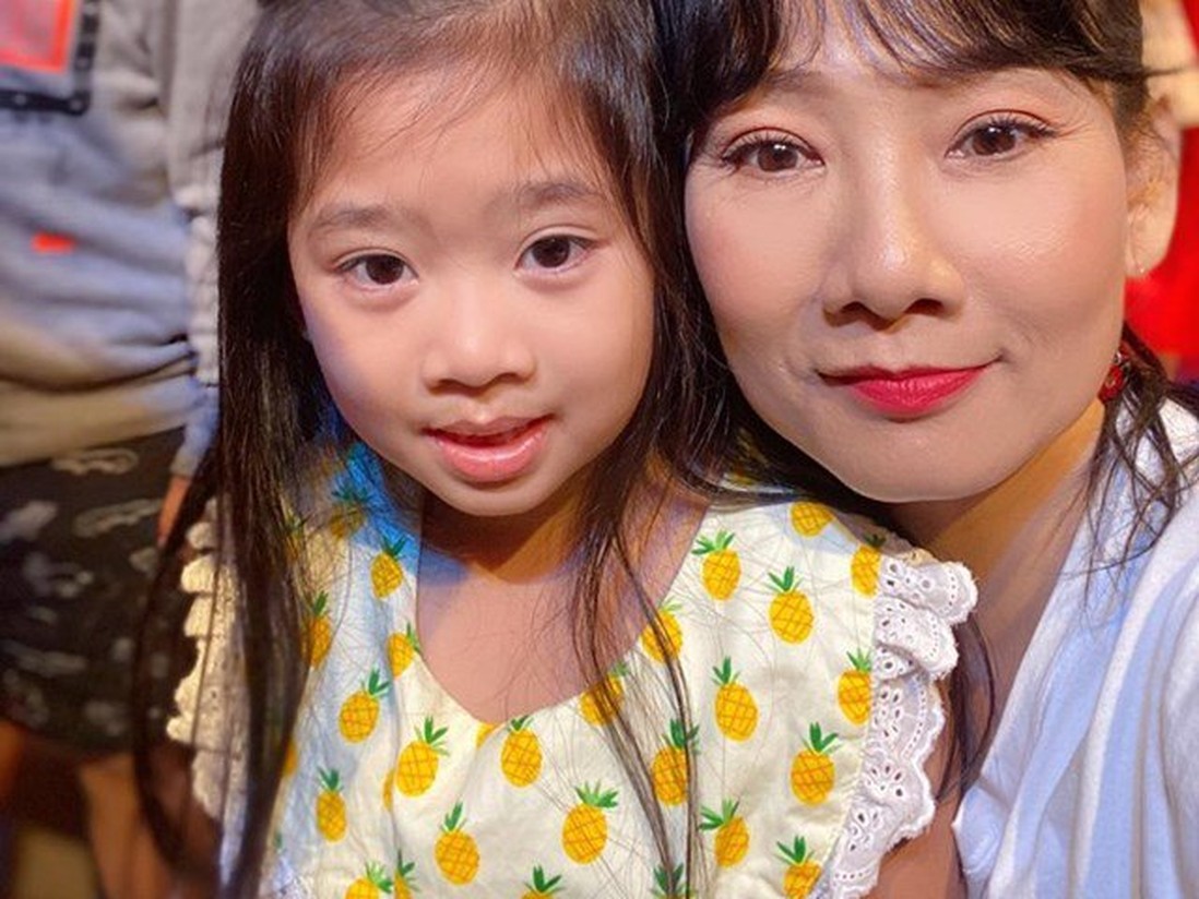 Hình ảnh bụ bẫm của con gái diễn viên Mai Phương, bé cay mắt khi nói về mẹ