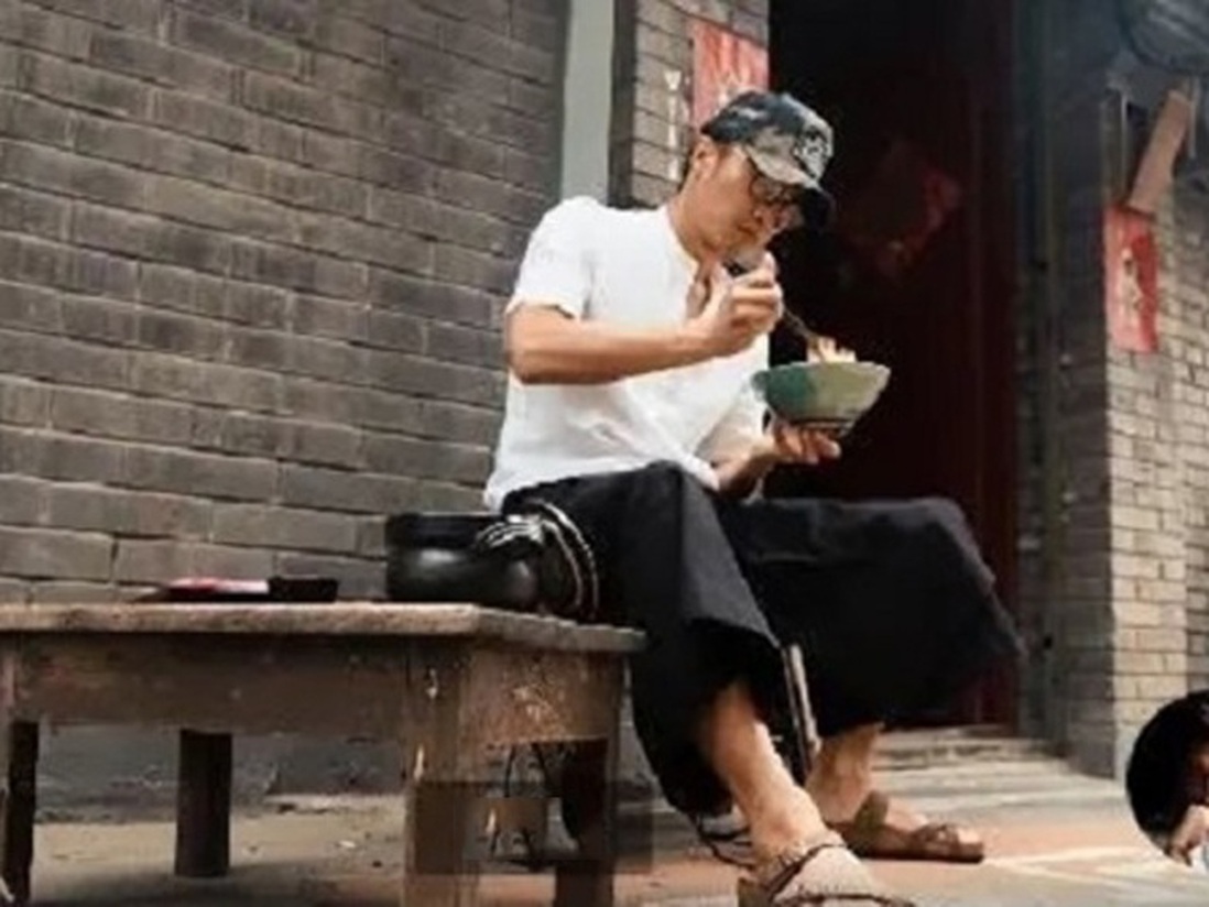 Đi dép lê, lủi thủi ngồi trong ngõ ăn mỳ, Tạ Đình Phong ngày càng giống ông già