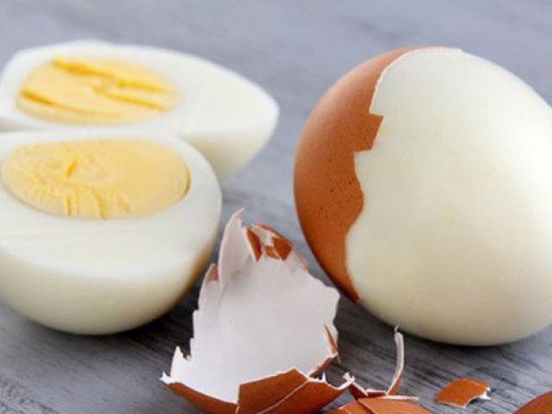 Luộc trứng thêm 2 nguyên liệu này trứng vừa thơm lại tự bong vỏ