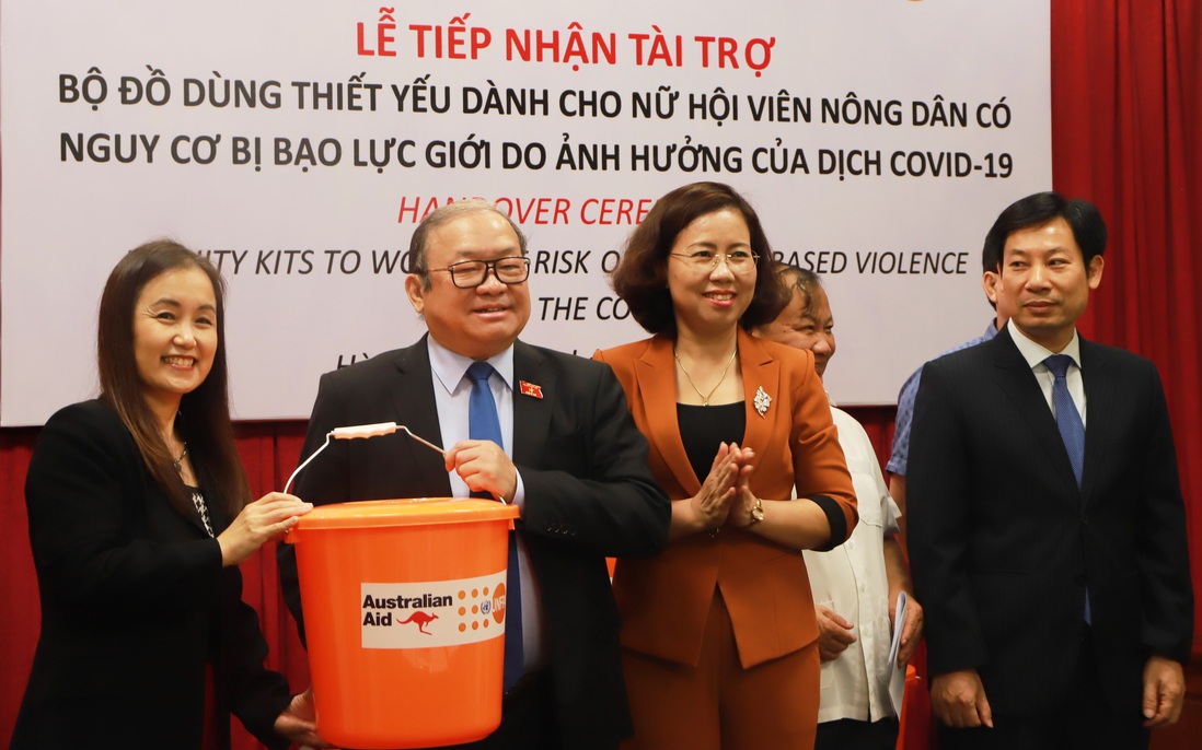 UNFPA tặng 3.700 bộ đồ dùng cho phụ nữ có nguy cơ bị bạo lực trong bối cảnh Covid-19