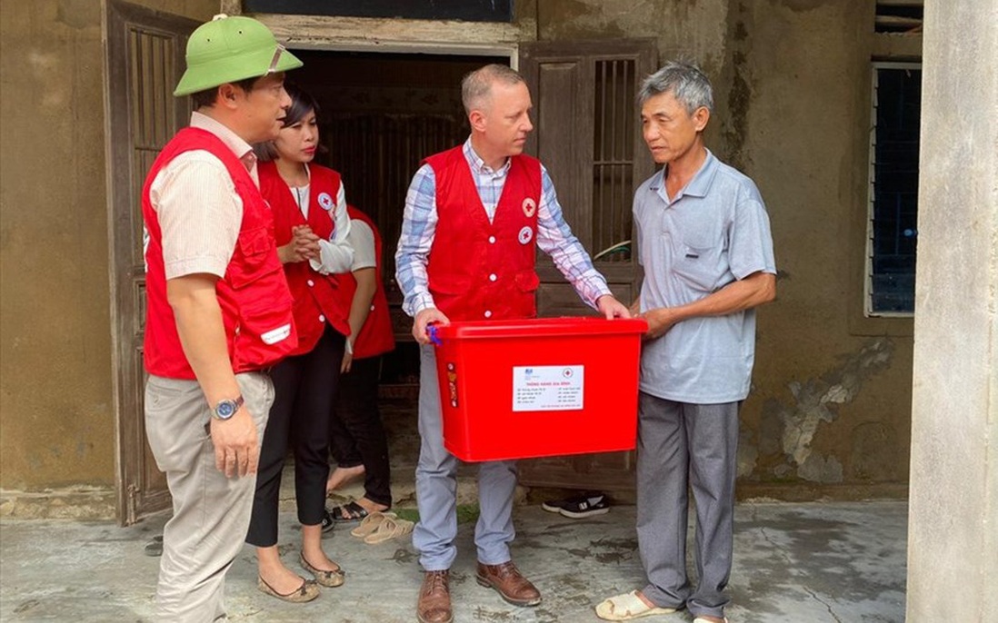 Đại sứ Anh thăm hỏi người dân chịu ảnh hưởng bởi lũ lụt tại Quảng Bình