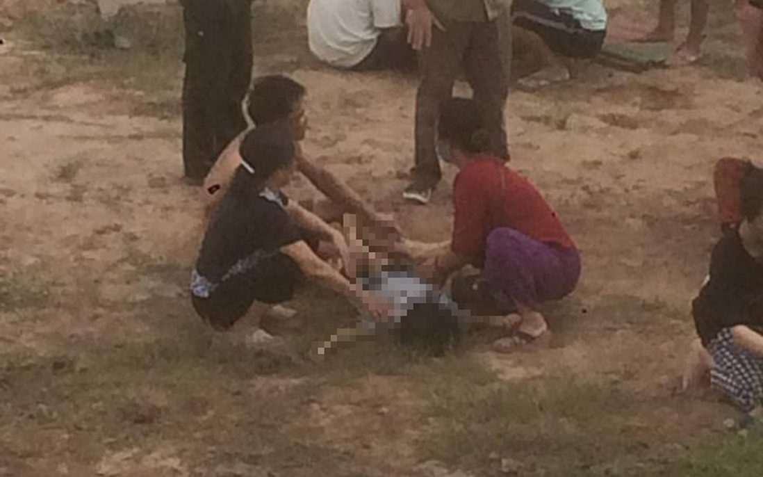 Hưng Yên: Rủ nhau đi tắm ao, 2 bé trai đuối nước thương tâm
