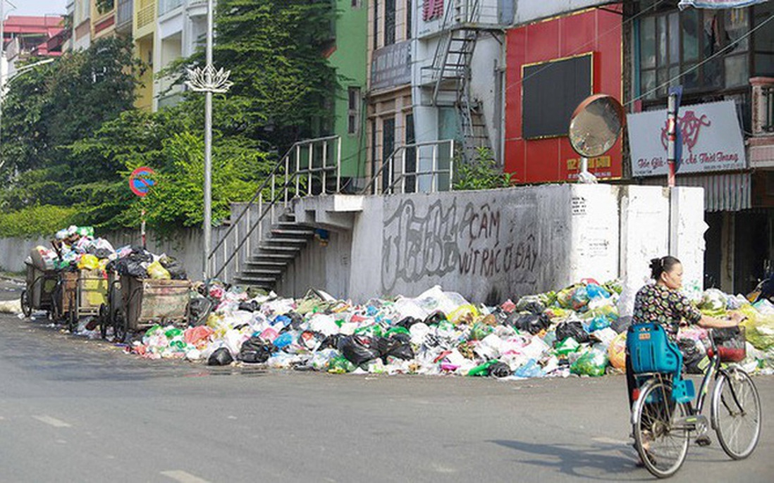 Hà Nội: Yêu cầu xử lý trách nhiệm vụ để ùn ứ rác ở Yên Phụ