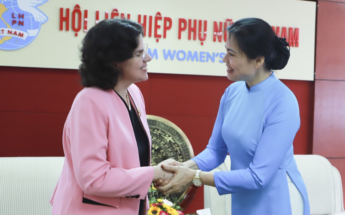 Chủ tịch Hội LHPN Việt Nam trao tặng kỷ niệm chương cho Đại sứ Cuba tại Việt Nam 