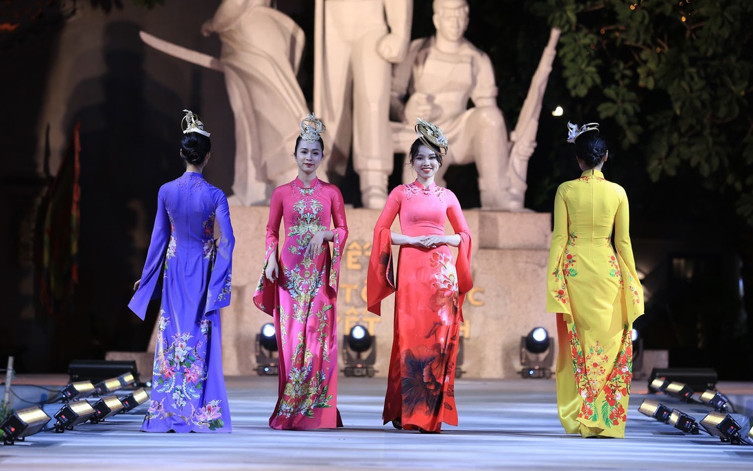 Dấu ấn “12 mùa hoa Hà Nội” của NTK Đỗ Trịnh Hoài Nam trong Ngày hội Văn hóa ASEAN 