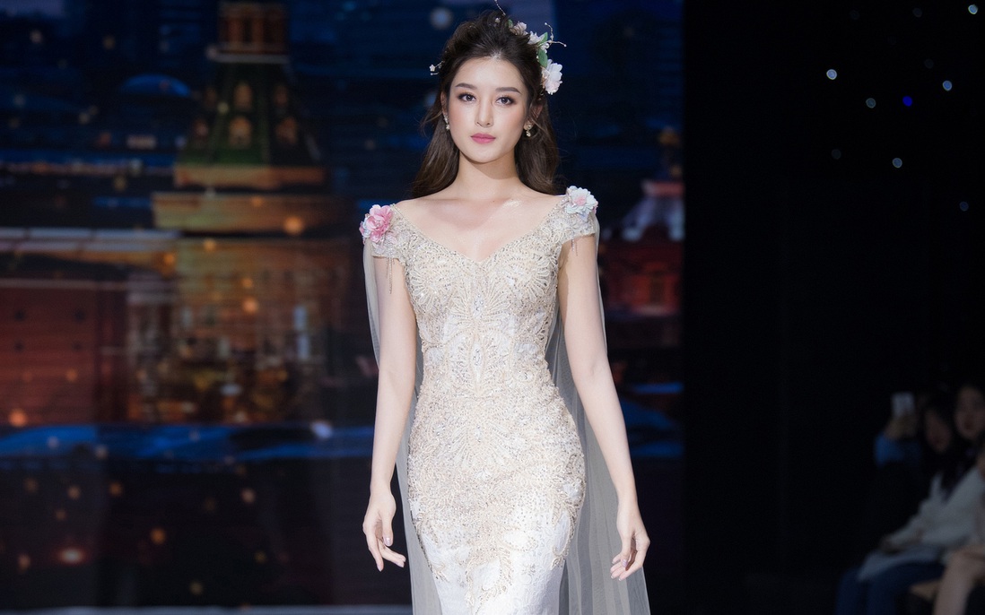 Á hậu Huyền My hóa công chúa trong show thời trang ủng hộ miền Trung