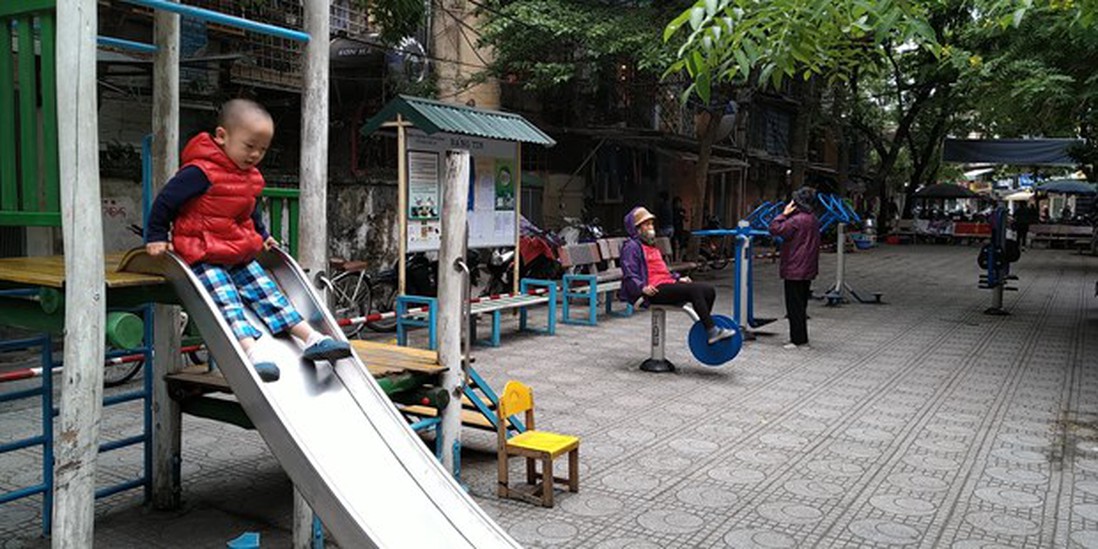 "Hô biến" sân chung cư thành khu vui chơi cho trẻ từ vật liệu tái chế