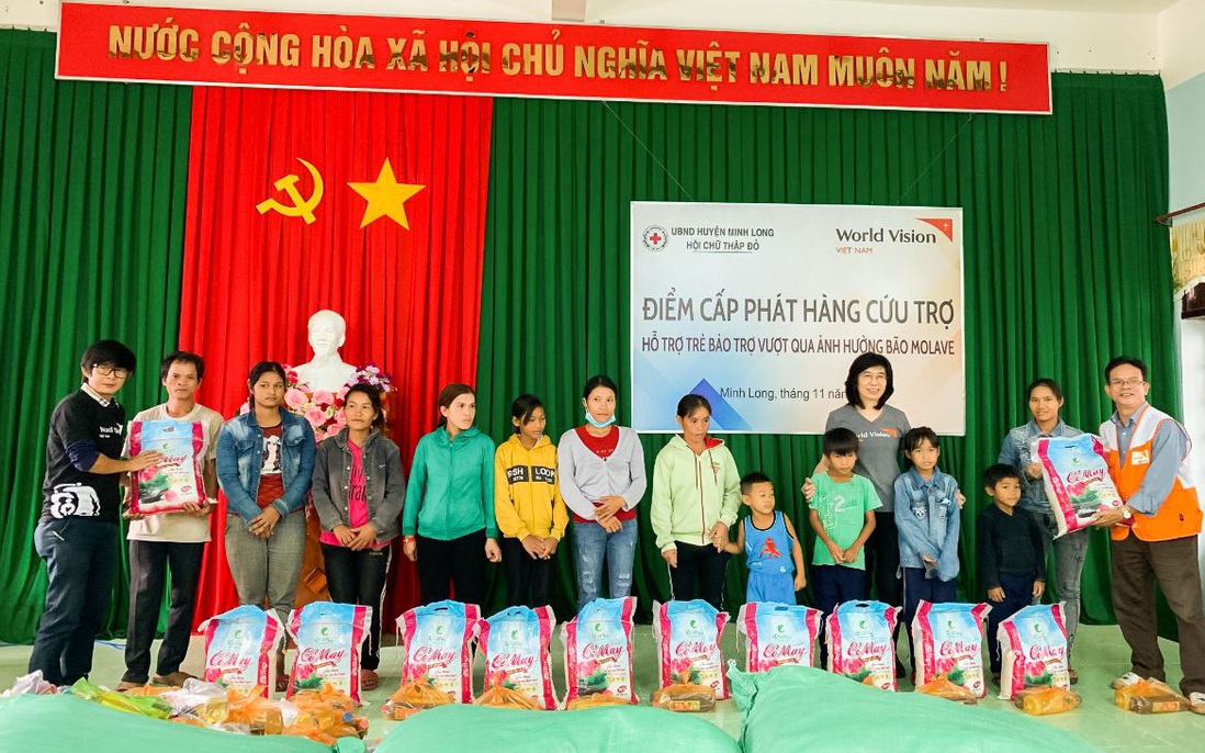 World Vision Việt Nam hỗ trợ 10.000 hộ gia đình chịu ảnh hưởng của bão lụt ở miền Trung 