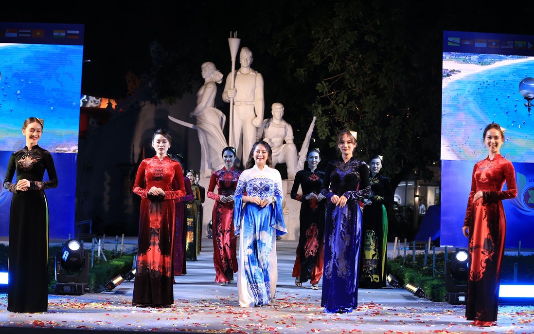 NTK Vũ Thảo Giang mang vẻ đẹp di sản Việt lên tà áo dài trong Ngày hội Văn hóa ASEAN