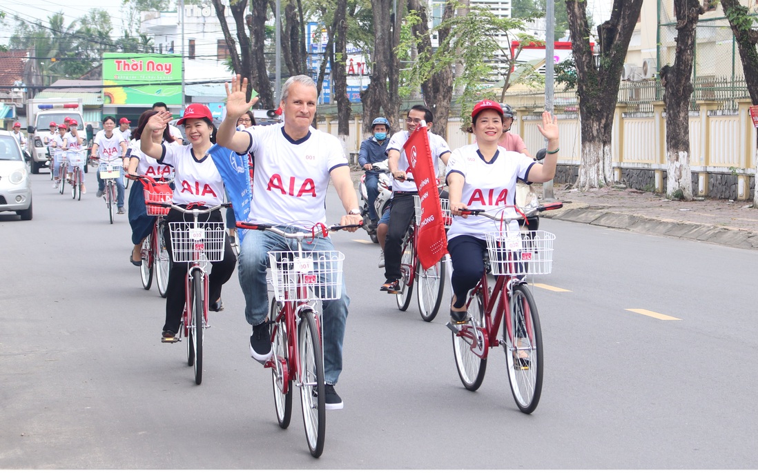Tặng 300 xe đạp cho trẻ khó khăn tại Quảng Ngãi