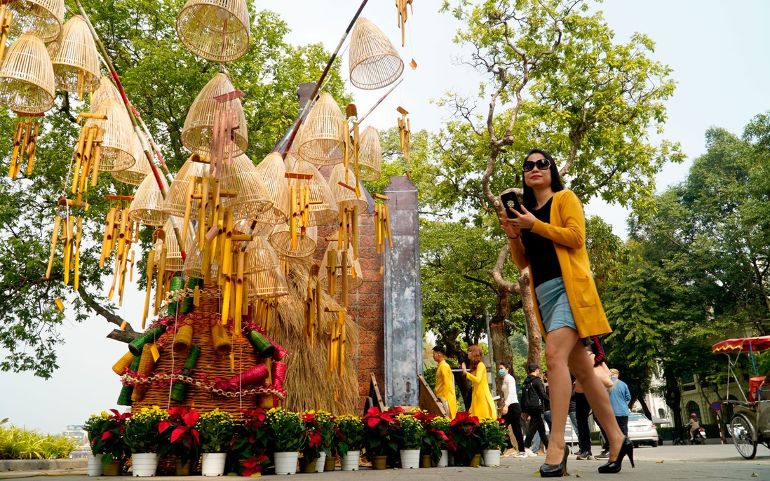 Nhộn nhịp trang hoàng Lễ hội Văn hóa dân gian trên Phố đi bộ Hồ Gươm 