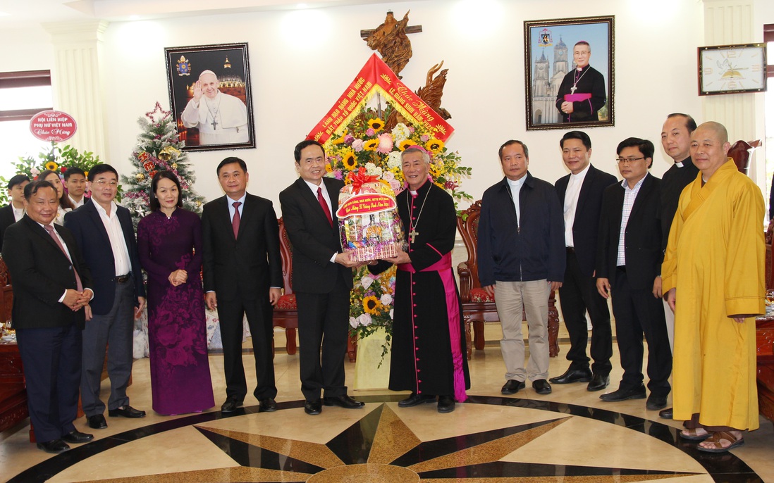 Chủ tịch Ủy ban Trung ương MTTQ Việt Nam chúc mừng nhân Lễ Giáng sinh năm 2020 tại Nghệ An