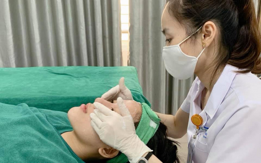 Chấm thuốc trị nám ở spa, nữ bệnh nhân bị bỏng da mặt