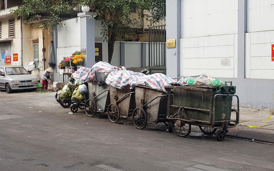 Quận Ba Đình: Người dân bức xúc vì điểm tập kết rác ở trung tâm phố