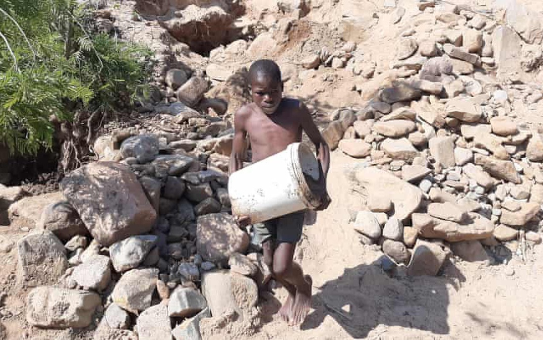 Cuộc sống khốn khổ của trẻ em đào vàng ở Zimbabwe