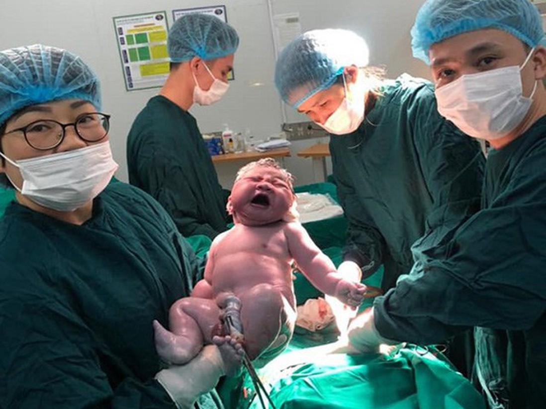 Mẹ Hà Nội U40 sinh con lần 4, khi em bé chào đời ai cũng bất ngờ về cân nặng