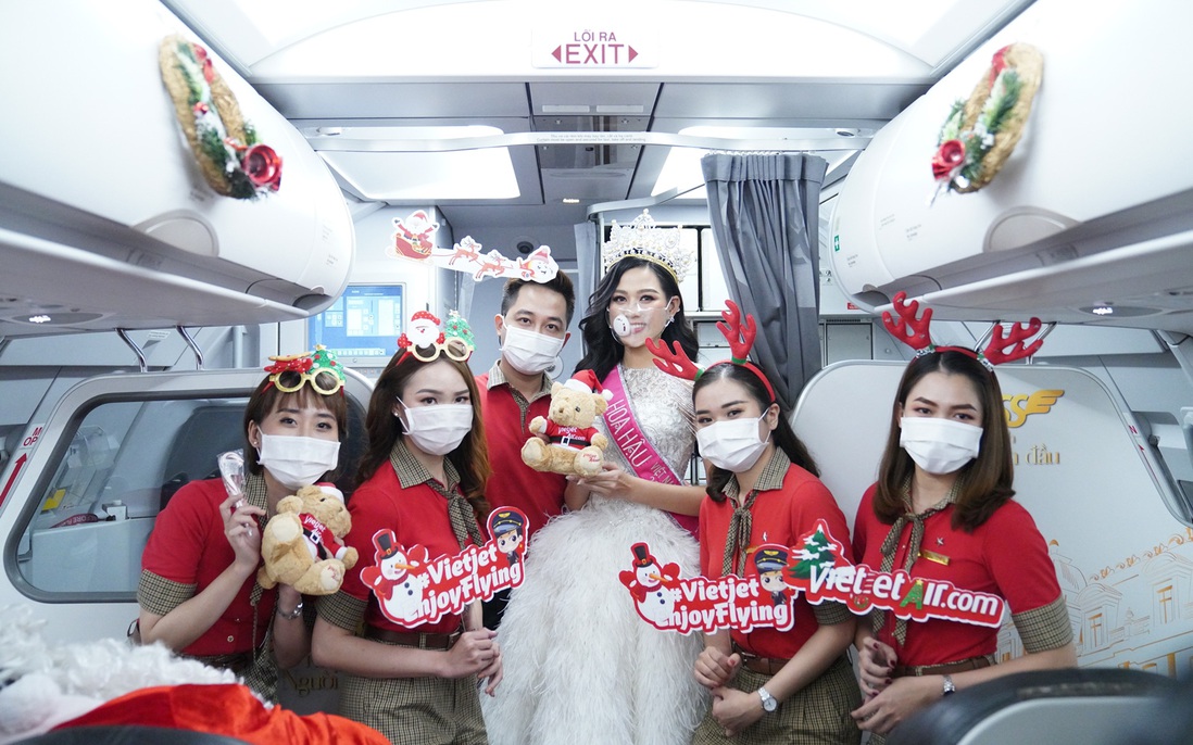 Rực rỡ sắc màu cổ tích trên chuyến bay đón Giáng sinh đặc biệt của Vietjet