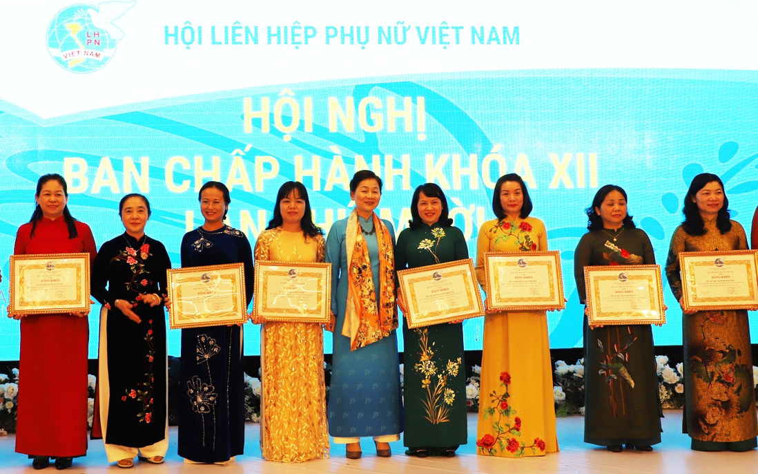 TƯ Hội LHPNVN trao Bằng khen cho 90 tập thể và cá nhân có thành tích xuất sắc trong đợt thi đua đặc biệt năm 2020