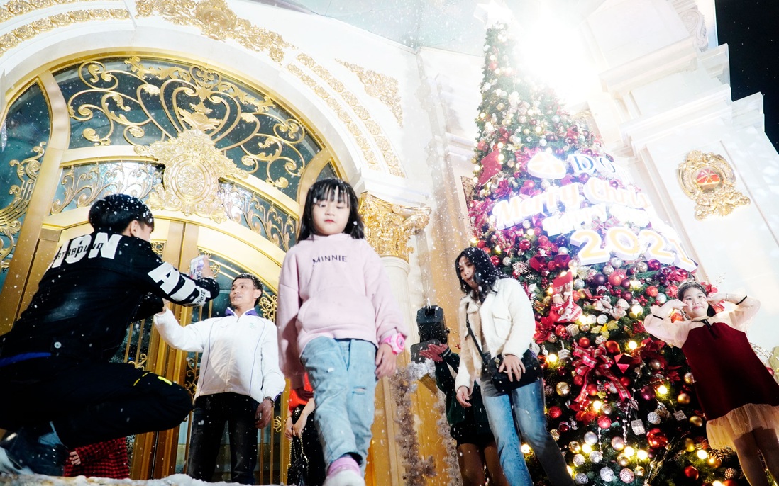 Phụ huynh và trẻ nhỏ Thủ đô hào hứng đi chơi Noel trong thời tiết giá lạnh