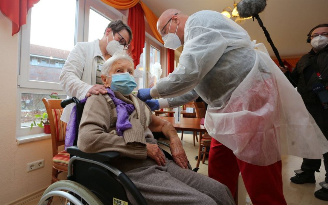 Cụ bà 101 tuổi là người đầu tiên ở Đức được tiêm vaccine ngừa Covid-19