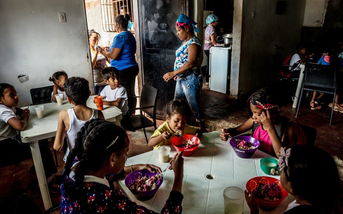 Venezuela: Chính phủ đóng băng tài khoản tổ chức từ thiện, hàng nghìn trẻ em đối mặt với đói