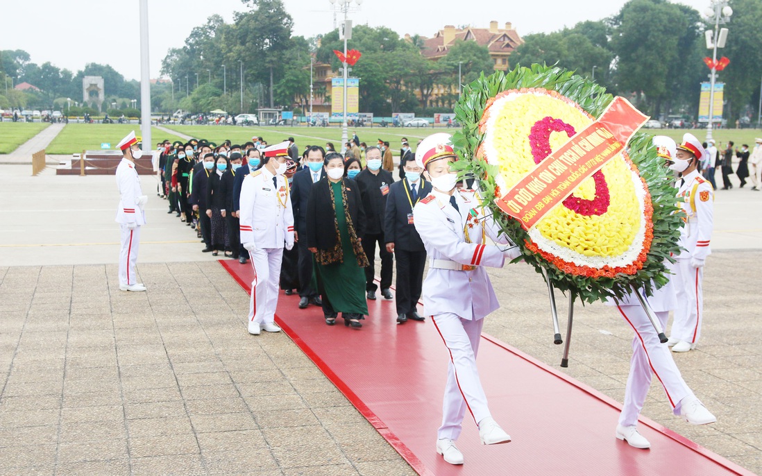 Đại biểu dự Đại hội Đại biểu Toàn quốc các dân tộc thiểu số Việt Nam vào Lăng viếng Bác