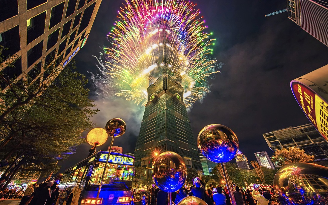 Tòa tháp Taipei 101 bắn pháo hoa chủ đề “Tình yêu” đón giao thừa 2021