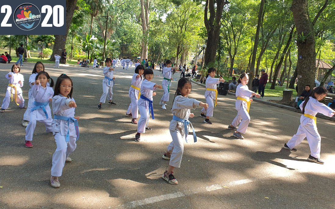 Hàng trăm em nhỏ biểu diễn võ thuật, gửi yêu thương đến Mottainai 2020
