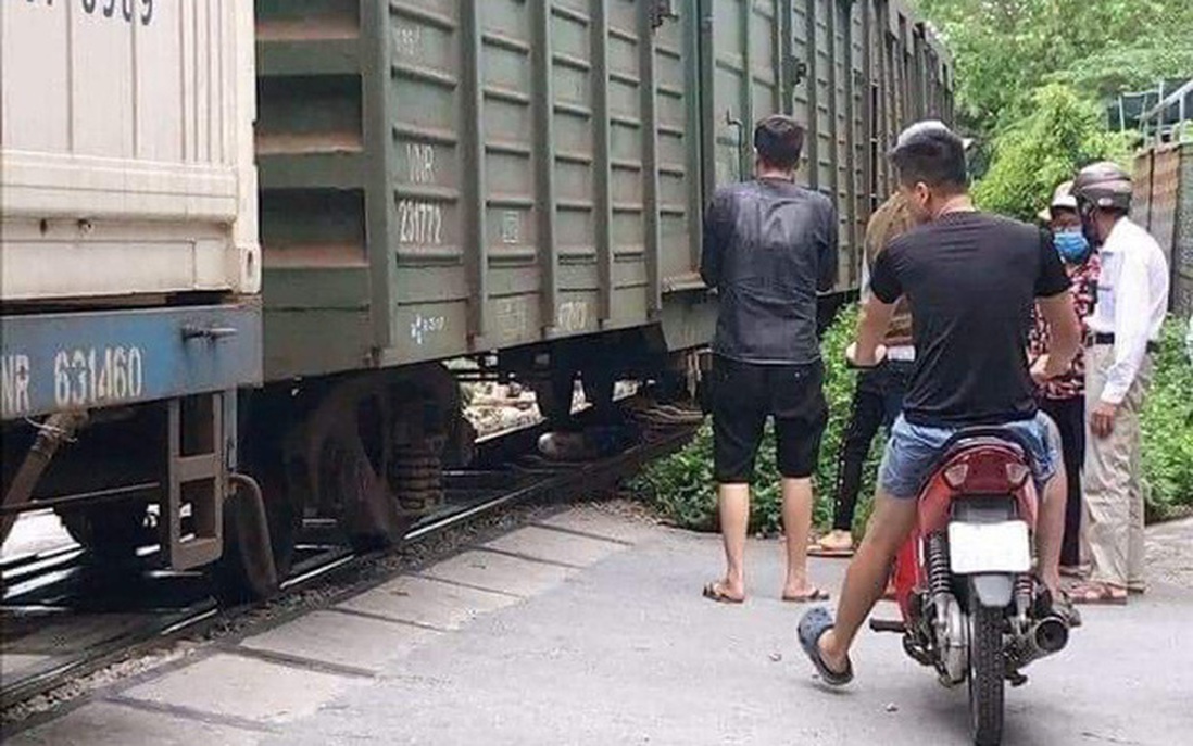 Quặn lòng gia cảnh người phụ nữ để lại xe đạp điện lao vào tàu hỏa tự tử ở Hà Nội