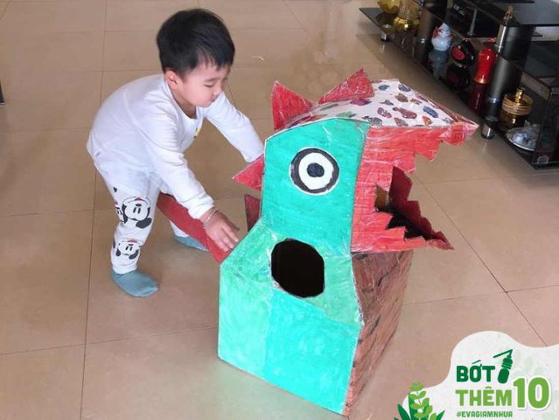 Mẹ Hà Nội tận dụng bìa các tông làm khủng long to bự, con trai thích thú chạy khắp nhà