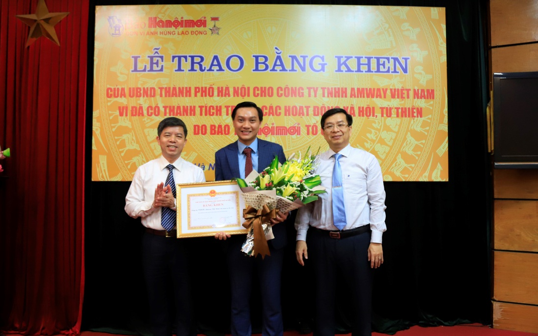 Amway Việt Nam nhận bằng khen của UBND thành phố Hà Nội và UBND tỉnh Lạnh Sơn