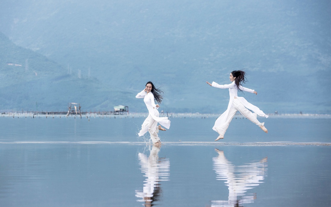 Những cung bậc tình yêu áo dài khác lạ của nhiếp ảnh gia Doãn Quang