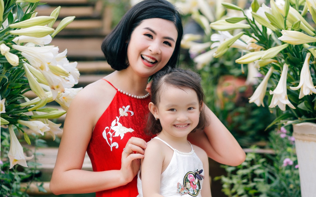 Hoa hậu Ngọc Hân cùng con gái 4 tuổi của Hồng Quế diện váy yếm khoe vẻ nhí nhảnh, dịu dàng