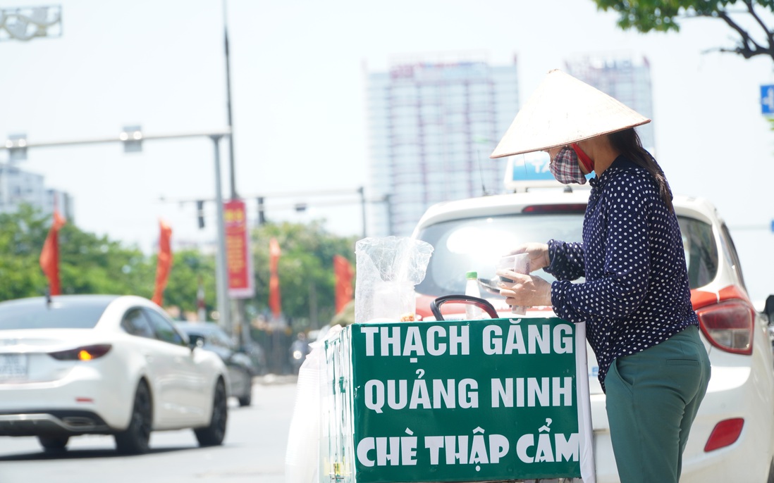 Chị em vất vả mưu sinh trên đường phố Hà Nội trong nắng nóng gần 40 độ C như đổ lửa