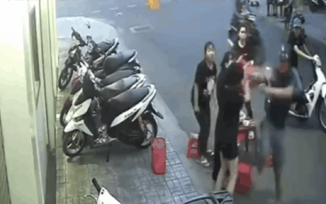 2 thanh niên dừng xe máy trêu ghẹo 5 cô gái đang ăn dưới lòng đường