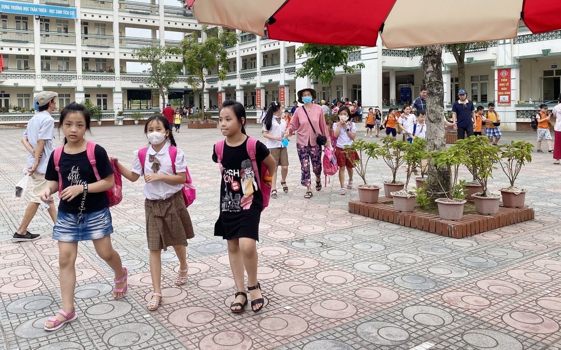 Học sinh đi học trong giai đoạn nắng nóng đỉnh điểm nhất năm, nhiều trường điều chỉnh quy định và thời gian học