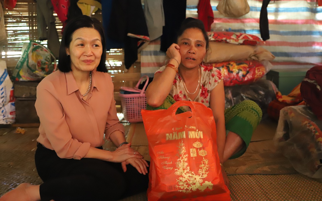Lãnh đạo TƯ Hội LHPN Việt Nam thăm, tặng quà cho phụ nữ có hoàn cảnh khó khăn ở Điện Biên