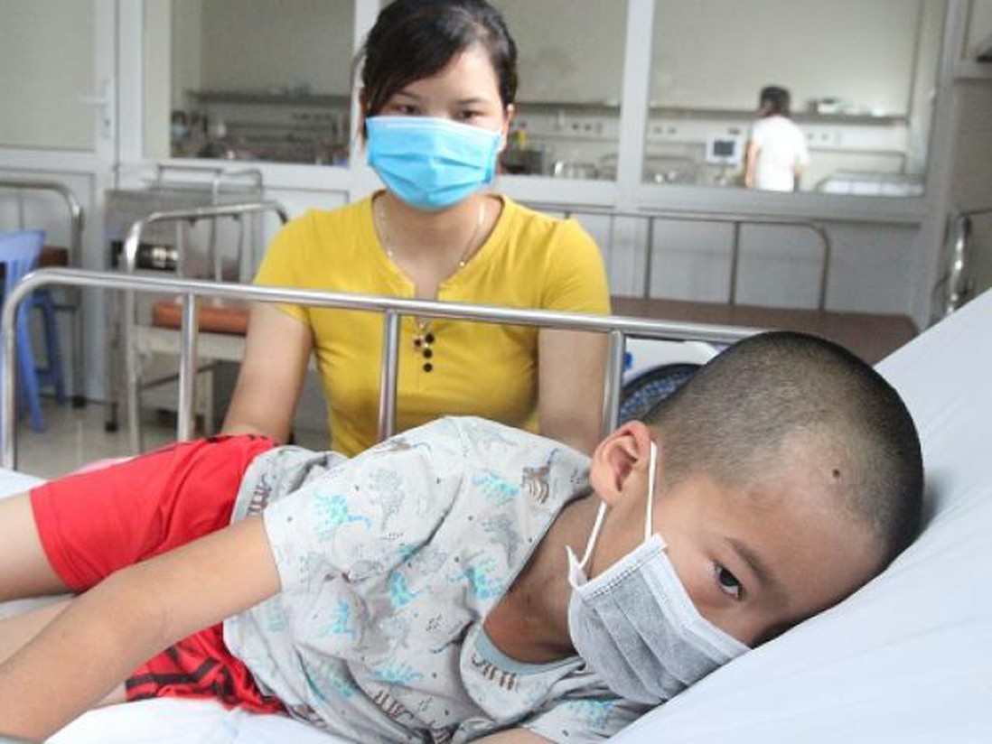 Bé trai liệt nửa người vì di chứng viêm não Nhật Bản: Dấu hiệu phụ huynh không được chủ quan