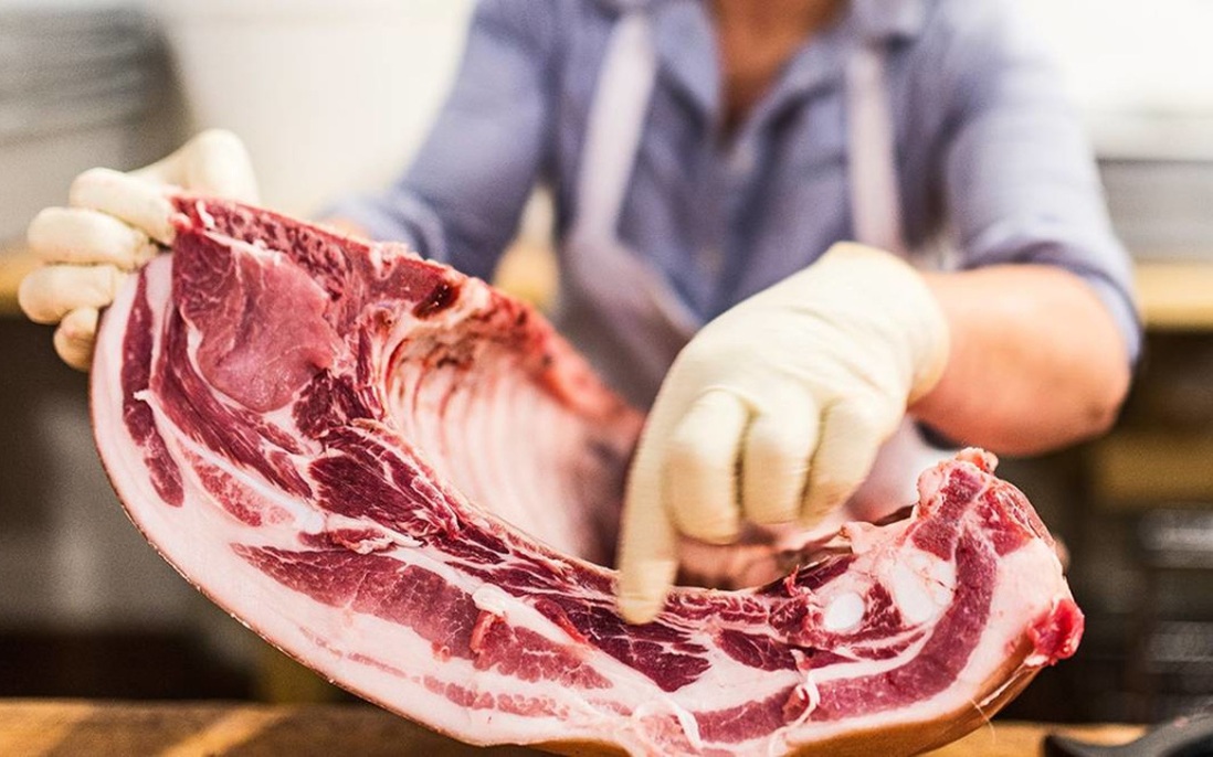 Giá thịt lợn tăng cao, hãy thuộc lòng 4 điểm sau để nhận biết rõ thịt lợn sạch và thịt lợn nuôi công nghiệp