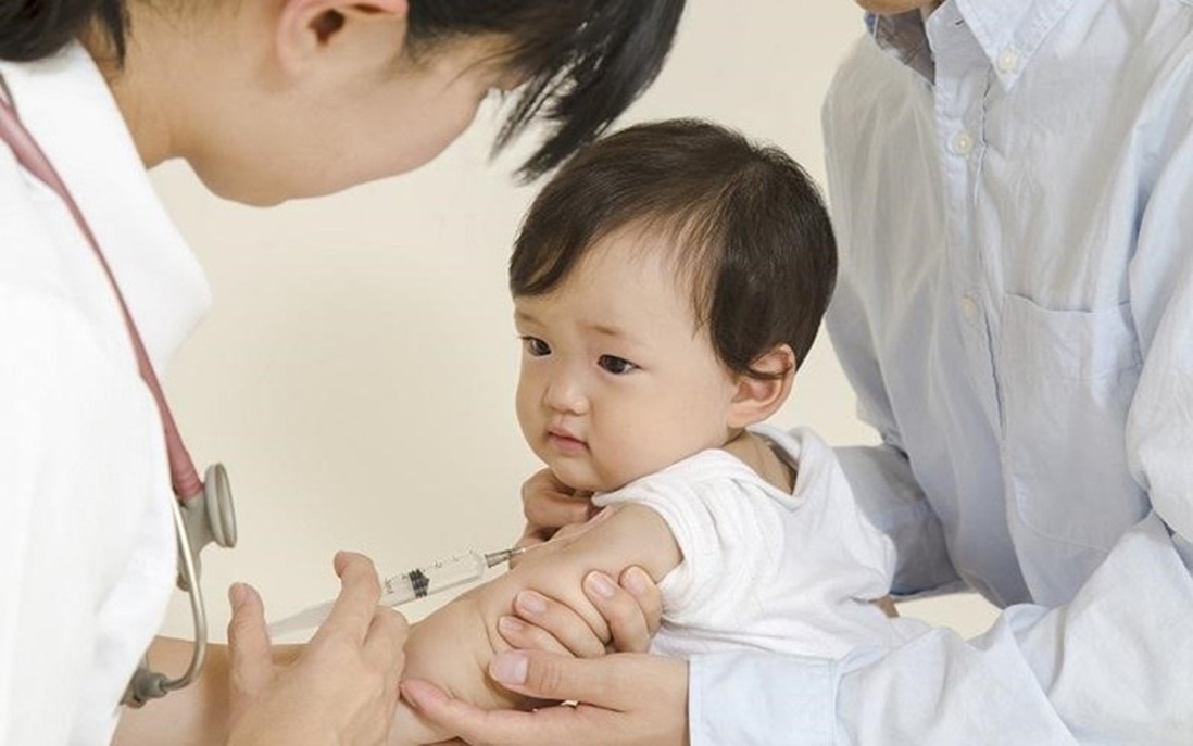 Phụ huynh phát sốt khi con được hẹn tiêm phòng 6 mũi vaccine/tháng