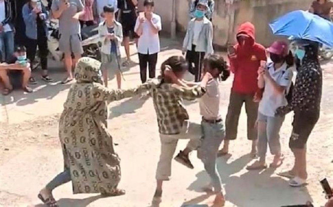 Tuyên Quang: 2 nữ sinh đánh nhau trước cổng trường, hàng trăm người đứng cổ vũ