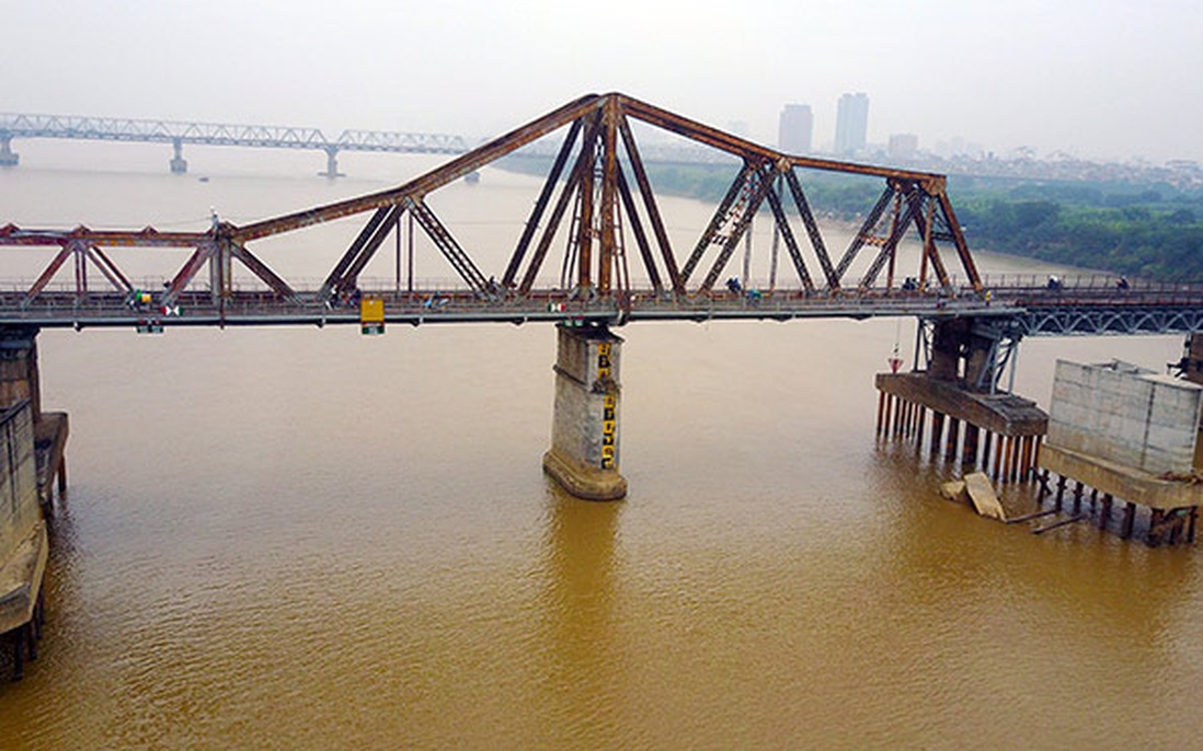 Phát hiện quả bom nặng 280kg gần cầu Long Biên